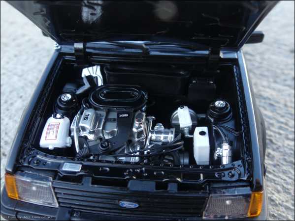 1:18 Ford Escort XR3i Black Edition Diecast